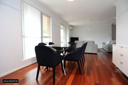 MGM MARTIN – TOP FLOOR 3-BEDROOM APARTMENT - Photo 3