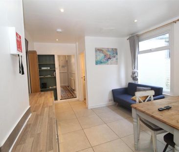 6 bedroom house to rent - Photo 2