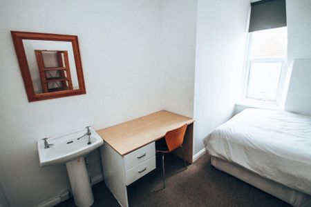 6 bedroom private hall to rent - Photo 3