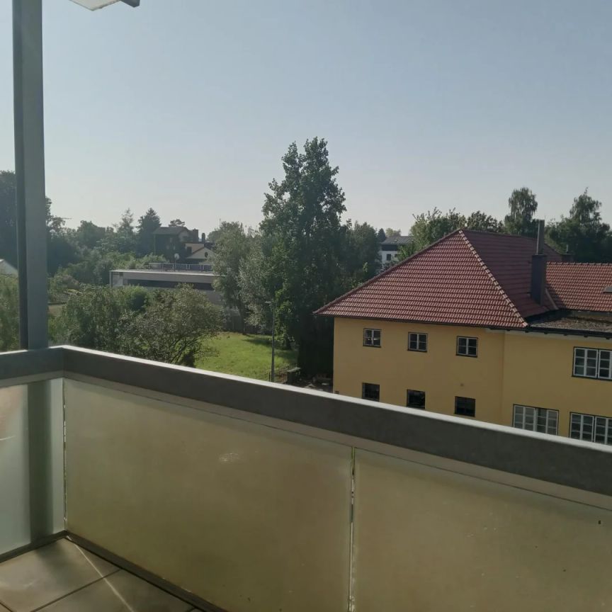 Sonnige, großzügige 3-Zimmer-Wohnung mit überdachtem Balkon und möblierter Küche in zentraler Lage in Ried - Foto 1