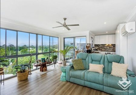 Renovated Apartment with Views - Photo 5