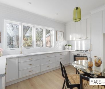 Art Deco Elegance Meets Contemporary Comfort - Photo 2