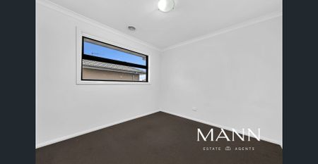Spacious Family Home in Roxburgh Park - Perfect for Your Next Move! - Photo 5