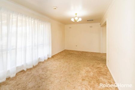 SPACIOUS 3 BEDROOM HOME WITH GENEROUS OUTDOOR AREA - Photo 5