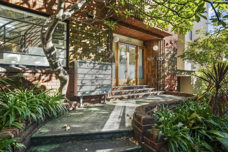 Charming Art Deco Studio with Leafy Balcony Outlook - Photo 3