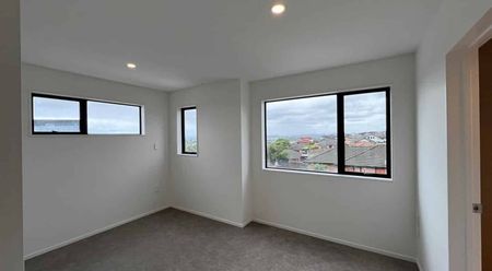 Stunning Three Bedroom Property - Photo 3