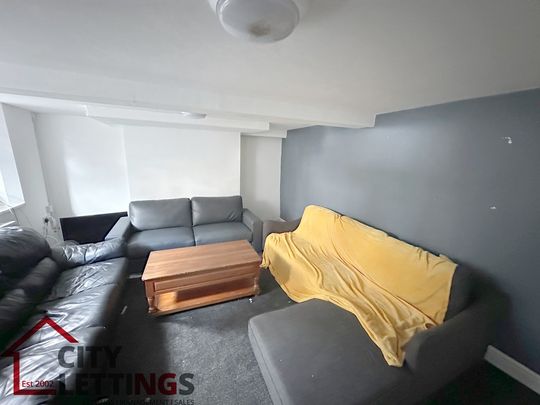 8 Bedroom Mid Terraced House - Photo 1