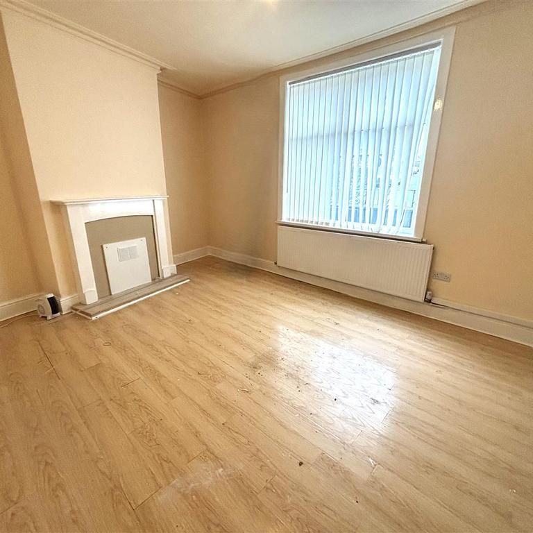 3 bedroom end of terrace house to rent - Photo 1