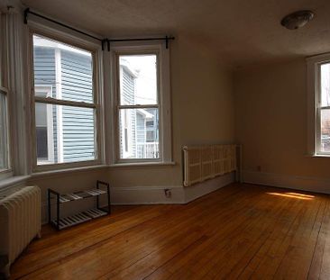 Large 1 Bedroom plus Den & 1 Bath w/ Private Entrance IN THE GLEBE!!! - Photo 2