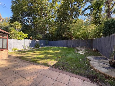 Pevensey Way, Frimley, Camberley, Surrey, GU16 - Photo 2