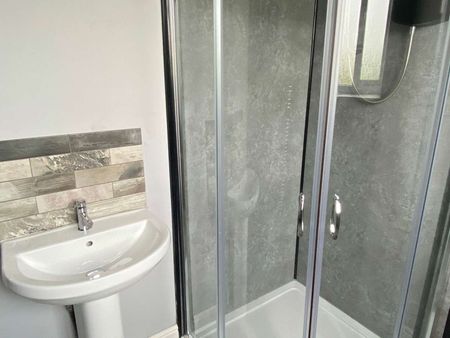 Newly Refurbished Ensuite Double Room Room 2 - Photo 5