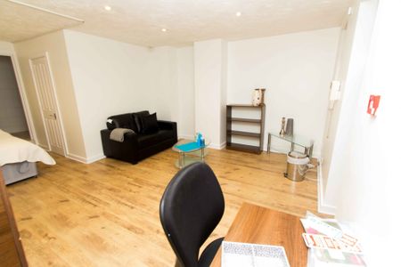 Flat 7, 11 SPRING ROAD Leeds - LS6 1AD - Photo 2