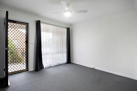 Spacious 3 Bedroom Townhouse In Prime Locale - Photo 2