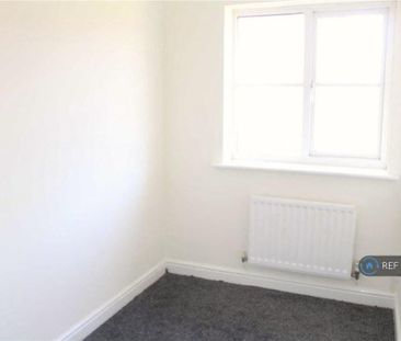 3 bedroom end of terrace house to rent - Photo 3