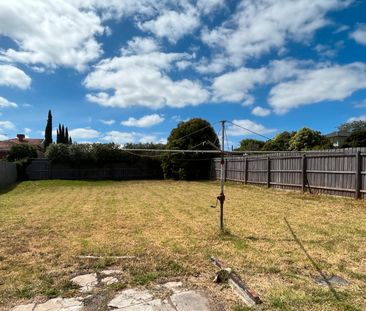 3 BEDROOM DELIGHT WITH SHOPPING AT YOUR DOOR STEP! - Photo 2