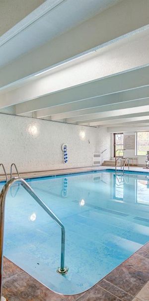 Beau 4 1/2 Rénové Avec 2 Salles De Bain -Disponible Dès Maintenant! - 300 BOULEVARD CÔTE-VERTU, Montréal - Photo 1