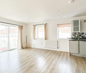 2 bedroom Flat To Let - Photo 2