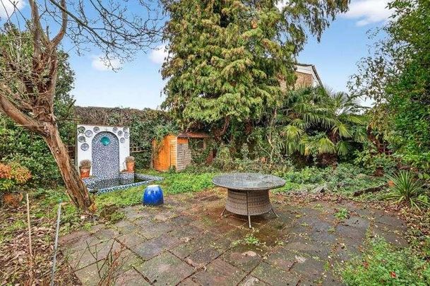 Field Common Lane, Walton-on-thames, KT12 - Photo 1