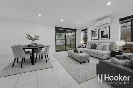 Great Location - Two Living Zones - Freshly Painted & New Carpets - Photo 2