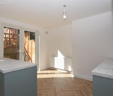 3 bedroom semi-detached house to rent - Photo 6