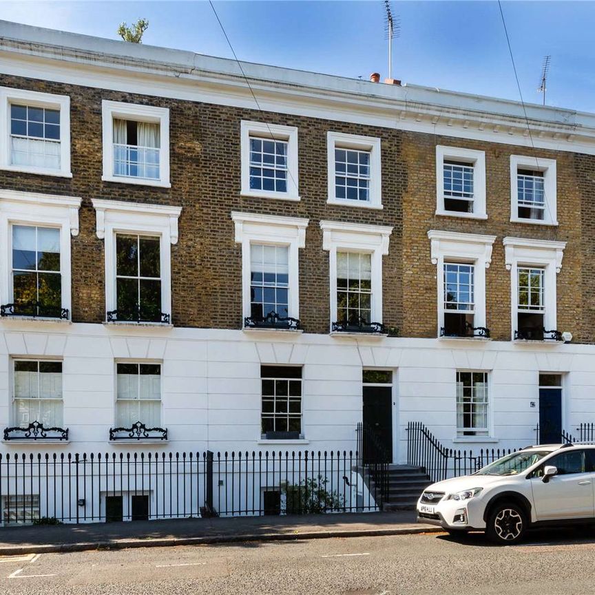 Superb three bedroom family home overlooking a popular garden square and conveniently located within a short walk to Upper Street and Angel Station. - Photo 1