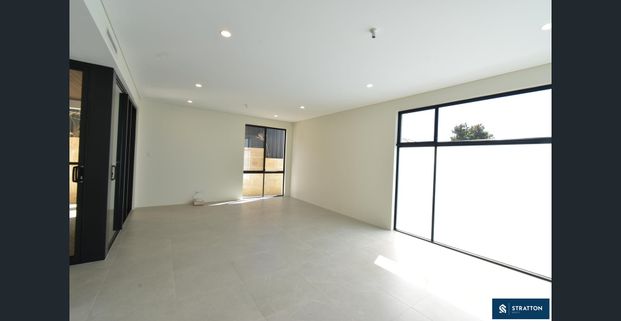 modern and comfortable living 4 Bedroom 3 Bathroom in Karrinyup - Photo 1