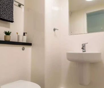 8-Bed Standard Ensuite - Photo 3