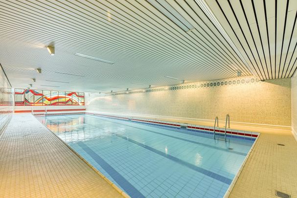 +++ großzügig & exklusiv modernisiert - 20-Meter-Schwimmbad & Sauna im Haus - inkl. EBK & TG +++ - Foto 1