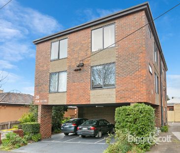 GORGEOUS APARTMENT WITH FABULOUS VIEWS & OFF-STREET PARKING! - Photo 4