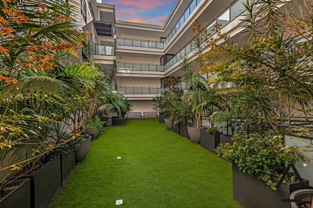 Spacious Sunlit 3-Bedroom Apartment Near Westfield Parramatta - Photo 2