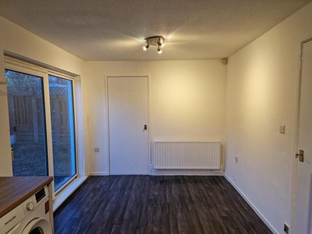 3 Bed Terraced House, Royston Close, NG2 - Photo 4