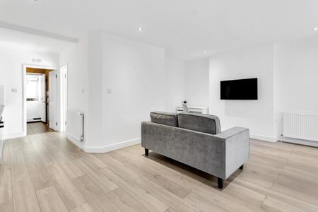 1 bedroom Flat To Let - Photo 2