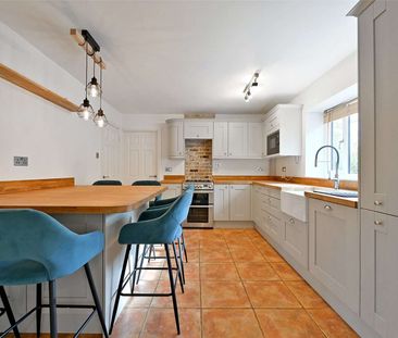 Modern family home in sought after village - Photo 2