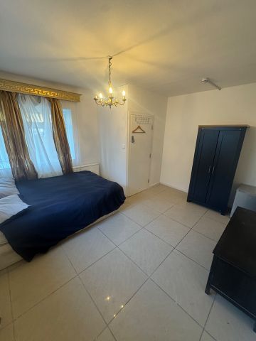 Room in a Shared House, Abercorn Road Annexe, NW7 - Photo 2