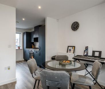 3 bedroom semi-detached house to rent - Photo 4