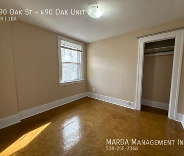 SPACIOUS 1-BEDROOM/1-BATH APARTMENT ON SECOND FLOOR-UTILITIES INCLUDED - Photo 1