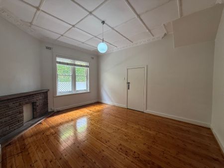 Freshly painted one bedroom plus study with lock up garage! - Photo 2