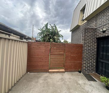 Stylish & Spacious 3-Bed Townhouse in Inner West Melbourne - Photo 3