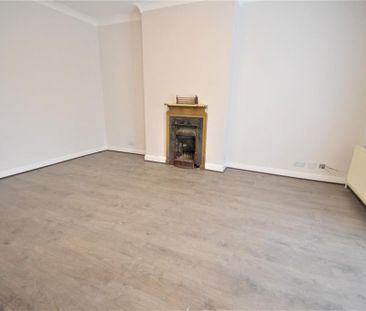 3 bedroom flat to rent - Photo 2
