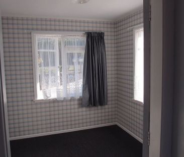Charming 2BR Home - Photo 3