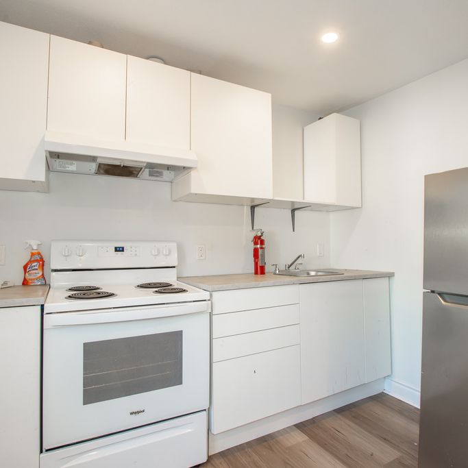 **ALL INCLUSIVE** 2 Bedroom Upper Unit in Hamilton!! - Photo 1