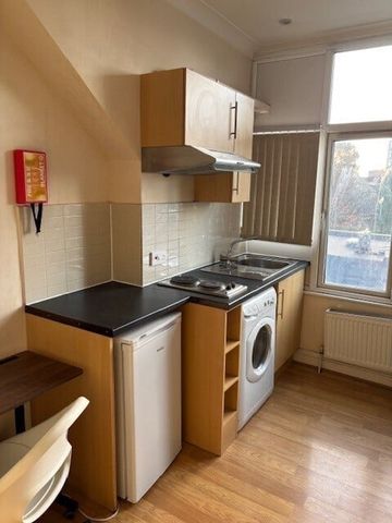 High Street, London - Photo 2