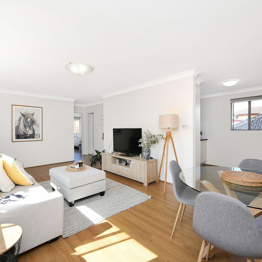 Bright and Sunny North Facing Apartment! - Photo 1