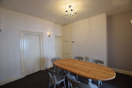 Quiet, modern and clean house share, close to town centre - Photo 5