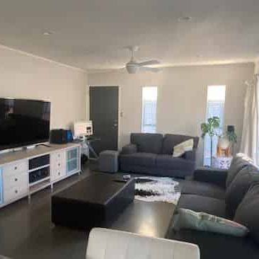 Charming 3BR Home in Bucklands Beach - Photo 1