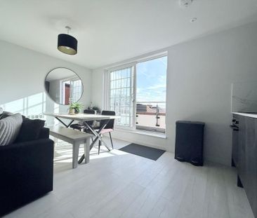 Penthouse Flat, Elmfield North Block, Southampton - Photo 3