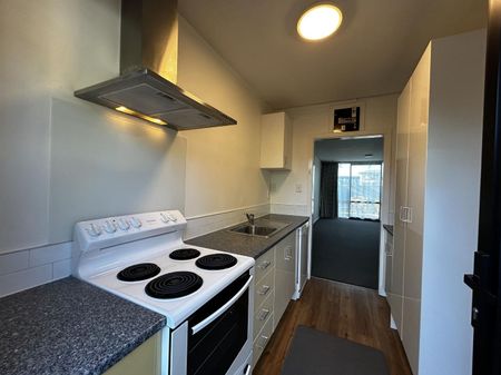 Modern and sunny on Bealey! - Photo 4