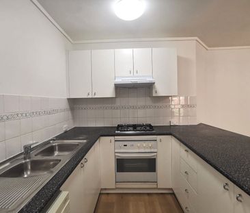 Recently Refurbished Garden Facing 2 Bedroom Apartment - Photo 3