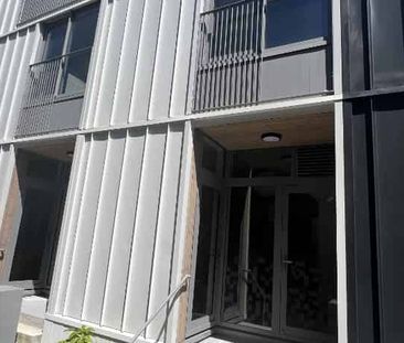 BEAUTIFULLY DESIGNED TOWNHOUSE: - Photo 4