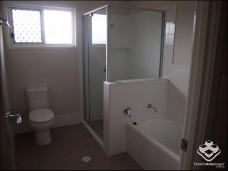 3 Bedroom Spacious Townhouse, Close to Motorway - Photo 5